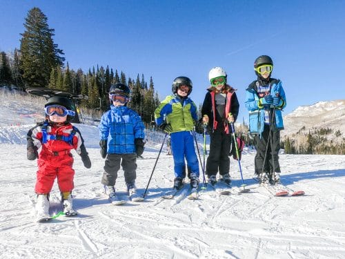 family of kids skiing together