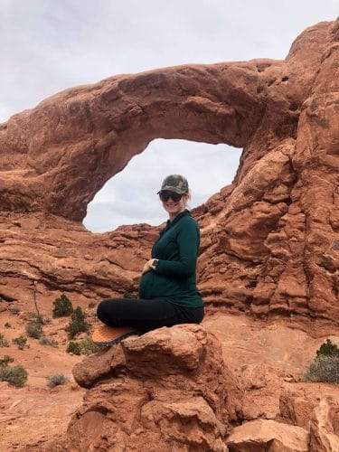 arches with pregnant woman