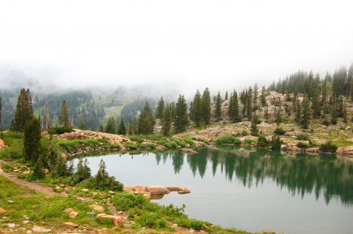 hiking cecret lake with kids