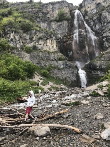 hiking stewart falls with kids