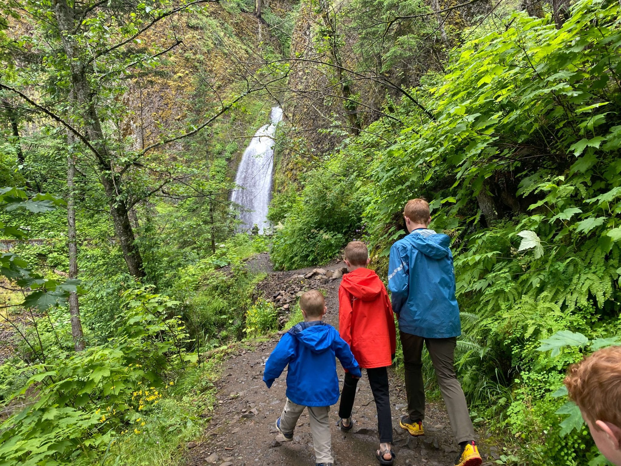 Columbia river gorge waterfall hike with kids