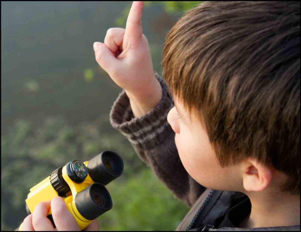 kids with binoculars